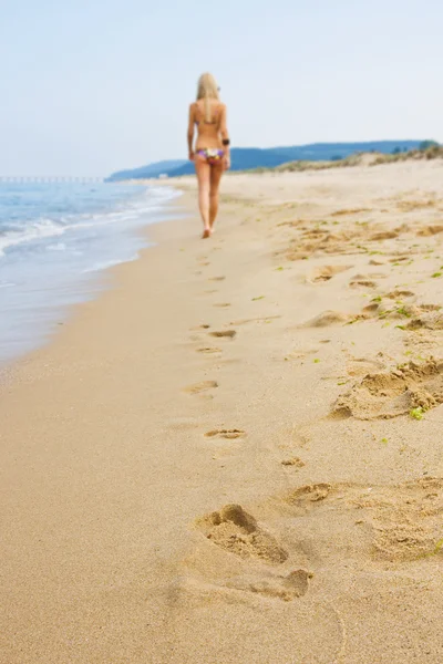 Mulher beleza na praia tropical — Fotografia de Stock