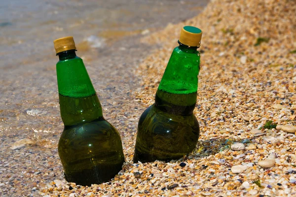 Koud biertje op het strand zand — Stockfoto