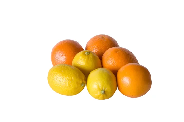 Apelsiner och citroner på vit bakgrund — Stockfoto
