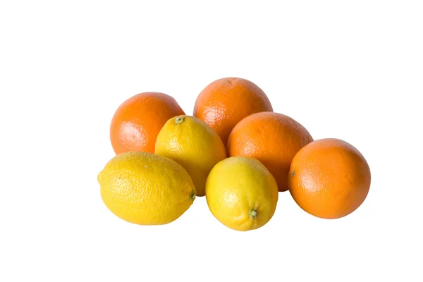 Apelsiner och citroner på vit bakgrund — Stockfoto