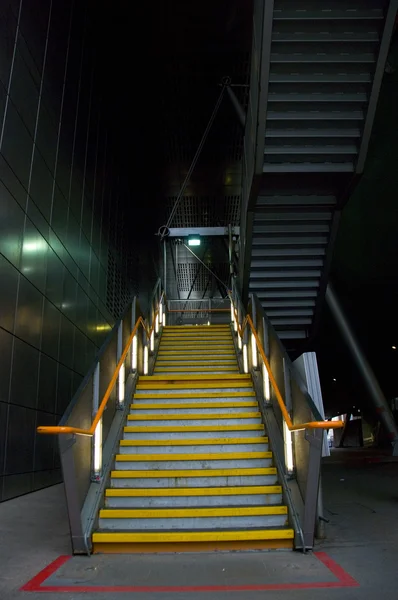 ドックランド鉄道への階段: ロンドン — ストック写真