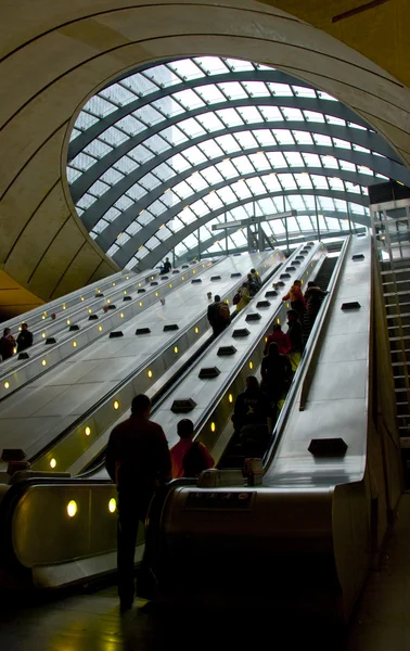 Canary Wharf Underground: Лондон — стоковое фото