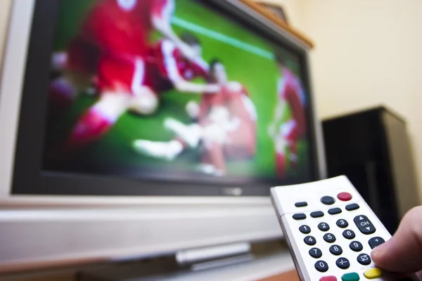 Titta på fotboll på tv — Stockfoto