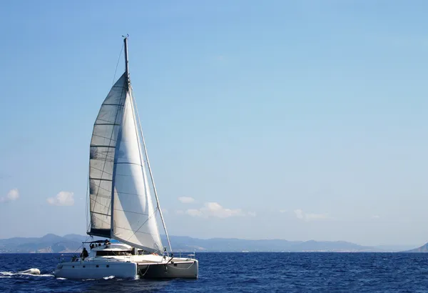 Catamaran in regatta — Stockfoto