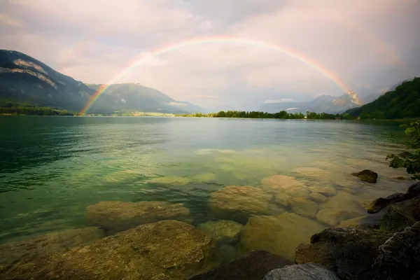 Regenboog over het meer — Stockfoto