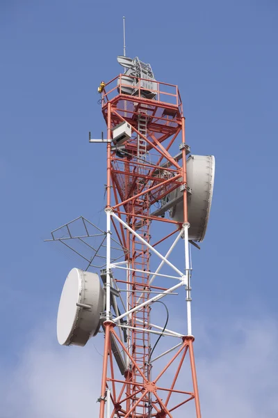 高い通信塔搭載アンテナ — ストック写真