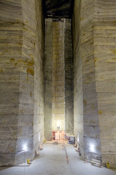 Impresionante pozo subterráneo de extracción de minas de sal — Foto de Stock