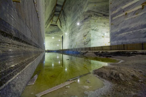 Grande fosse d'extraction souterraine de sel — Photo