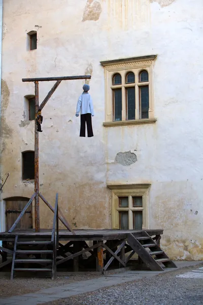 Andamio colgante dentro de una fortaleza medieval — Foto de Stock