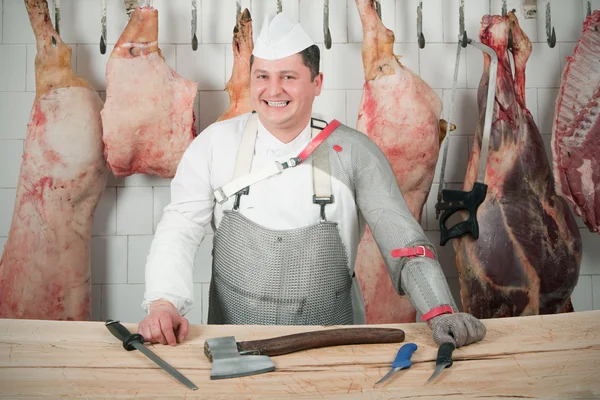 Carniceiro em sua mesa de trabalho — Fotografia de Stock
