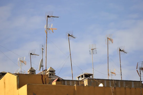 Telhado com antenas — Fotografia de Stock