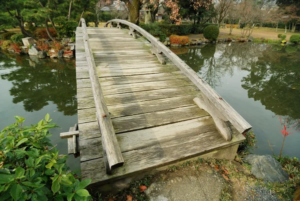 Сценический деревянный мост — стоковое фото