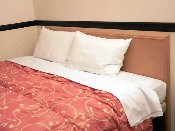 Двуспальная кровать с двумя подушками — стоковое фото