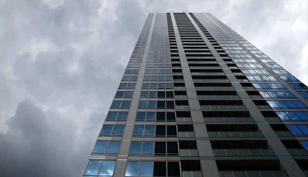 Наверху здания и бурное небо — стоковое фото