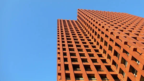 Moderno edifício vermelho no andar de cima — Fotografia de Stock