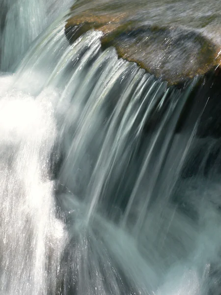 クローズ アップの水の流れ — ストック写真