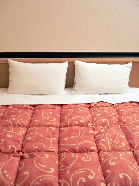 Bett mit zwei Kissen — Stockfoto