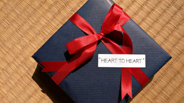Celebration gåva hjärta till hjärta — Stockfoto
