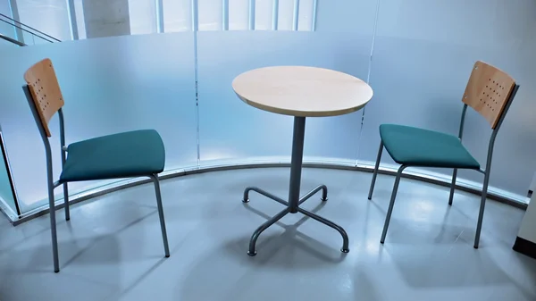 Dos sillas y mesa redonda —  Fotos de Stock