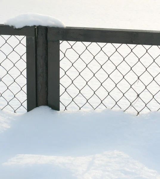 Снежный забор — стоковое фото