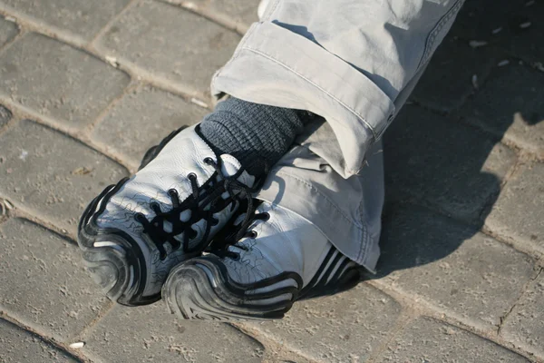 Pés de homem em sapatos — Fotografia de Stock
