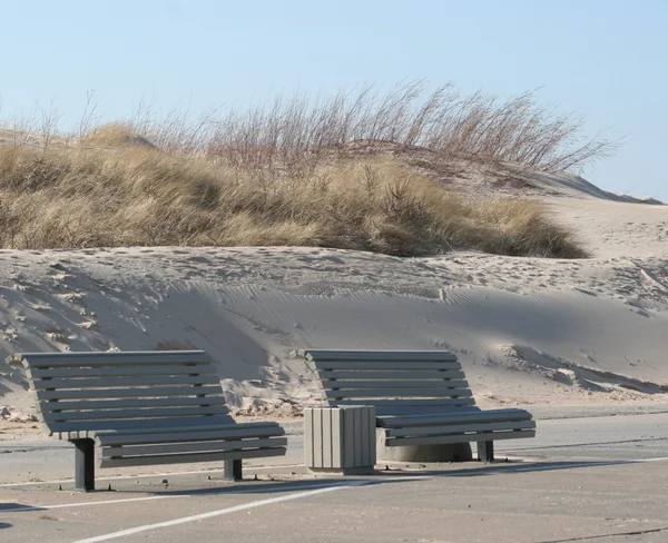 海滩上的长椅 — 图库照片