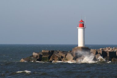 Kırmızı top ile deniz feneri