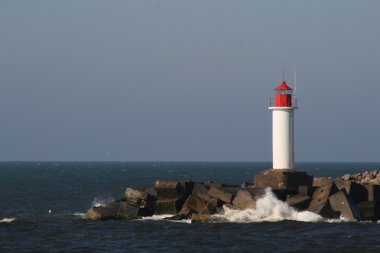 Kırmızı top ile deniz feneri