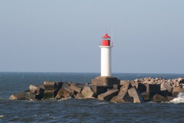 Kırmızı top ile deniz feneri