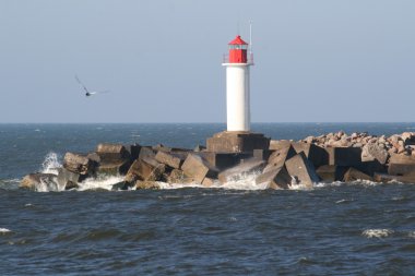 Kırmızı top ile deniz feneri