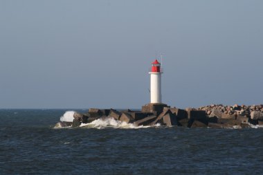 Kırmızı top ile deniz feneri