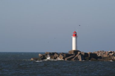 Kırmızı top ile deniz feneri