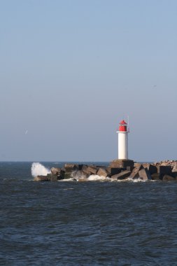 Kırmızı top ile deniz feneri