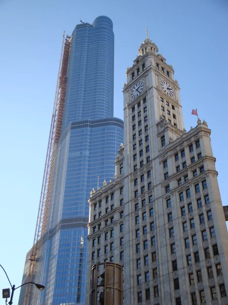 Edificios antiguos y nuevos en Chicago — Foto de Stock