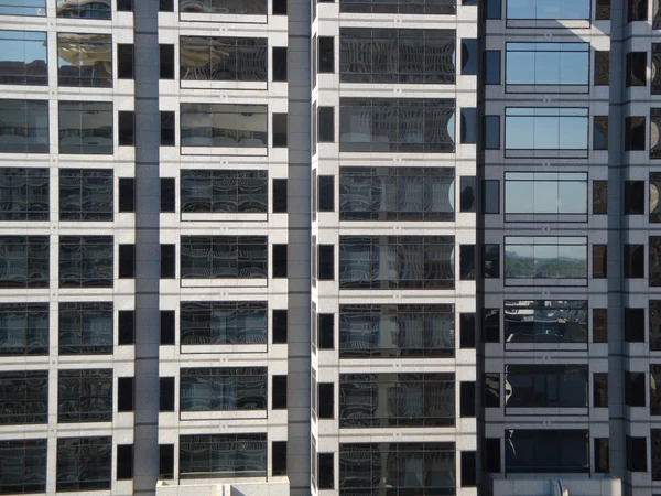Grå glas kontorsbyggnad — Stockfoto