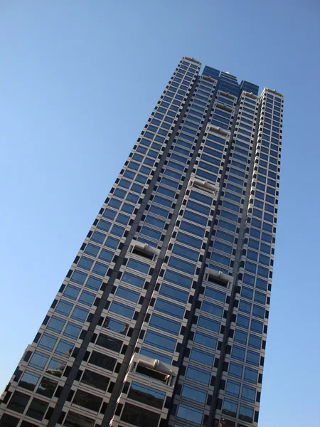 Edificio de oficinas de vidrio azul — Foto de Stock