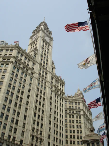 Gamla chicago byggnad med flaggor — Stockfoto