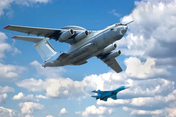 Dwa samoloty latają w formacji — Zdjęcie stockowe