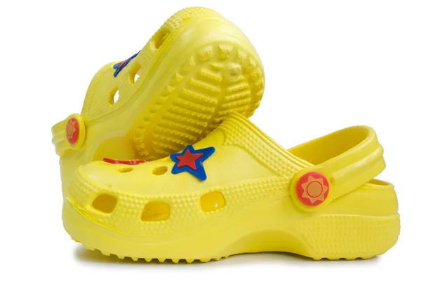 Sandálias de borracha amarela infantil . — Fotografia de Stock