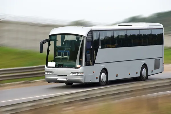 Autobus turistico in rapido movimento . — Foto Stock