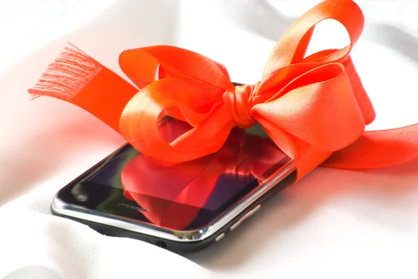 Teléfono celular en un regalo —  Fotos de Stock