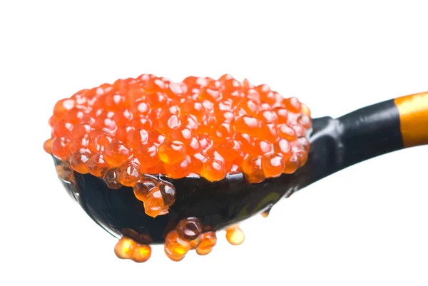 Caviar rouge dans une grande cuillère en bois . — Photo