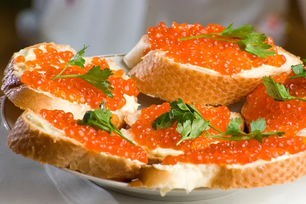 Sanduíches com caviar vermelho. — Fotografia de Stock