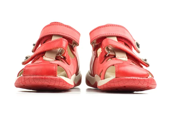 Μικρό κόκκινο παιδικά παπούτσια. — Φωτογραφία Αρχείου