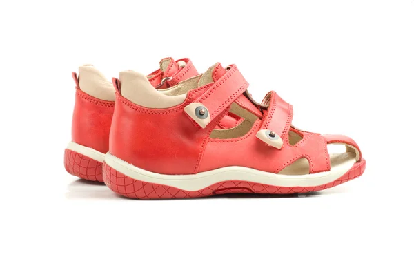 Küçük kırmızı çocuk ayakkabıları. — Stok fotoğraf