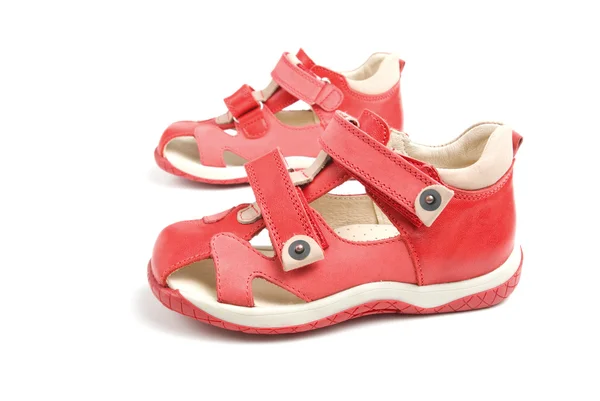 Маленьке червоне дитяче взуття . — стокове фото