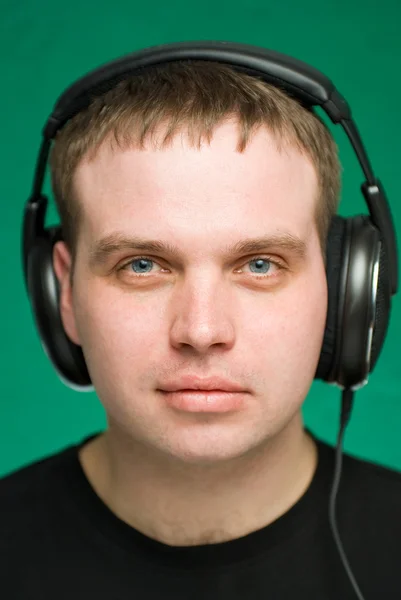 Portrait du jeune homme en casque — Photo