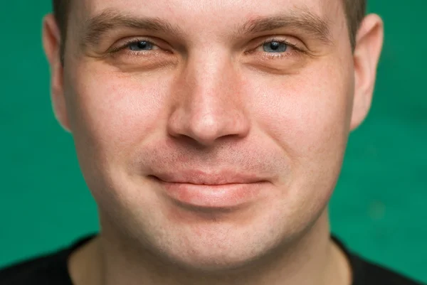 Portret van th glimlachend jonge man — Stockfoto