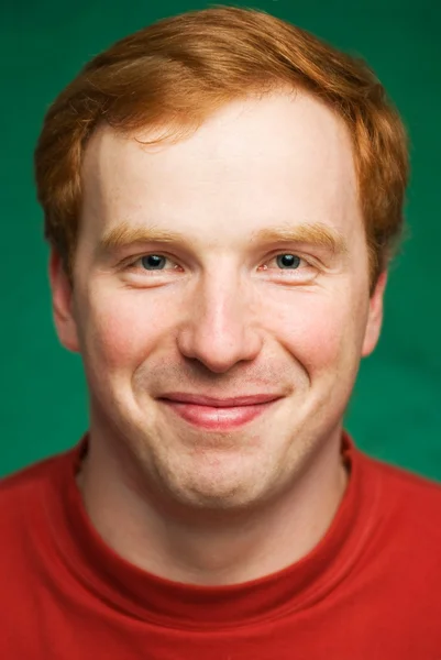 Portret van de man op groene achtergrond. — Stockfoto