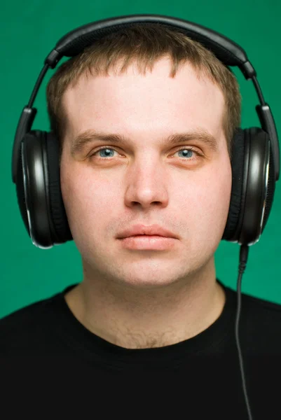 Portret van de jonge man in hoofdtelefoon — Stockfoto